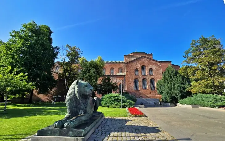 Aziz Sofya Kilisesi Saint Sofia Church ve aslan heykeli Sofya Bulgaristan